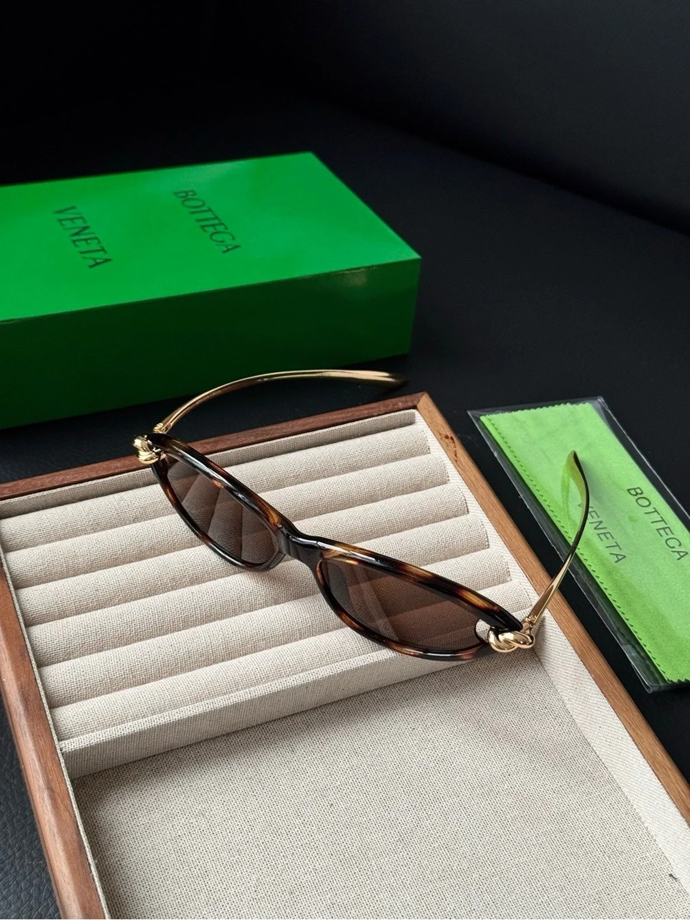 Bottega Veneta streamlined oval